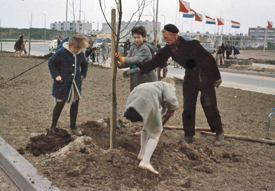 831370 Afbeelding van het planten van een boom tijdens een boomplantdag, vermoedelijk in de Aziëlaan in de wijk ...